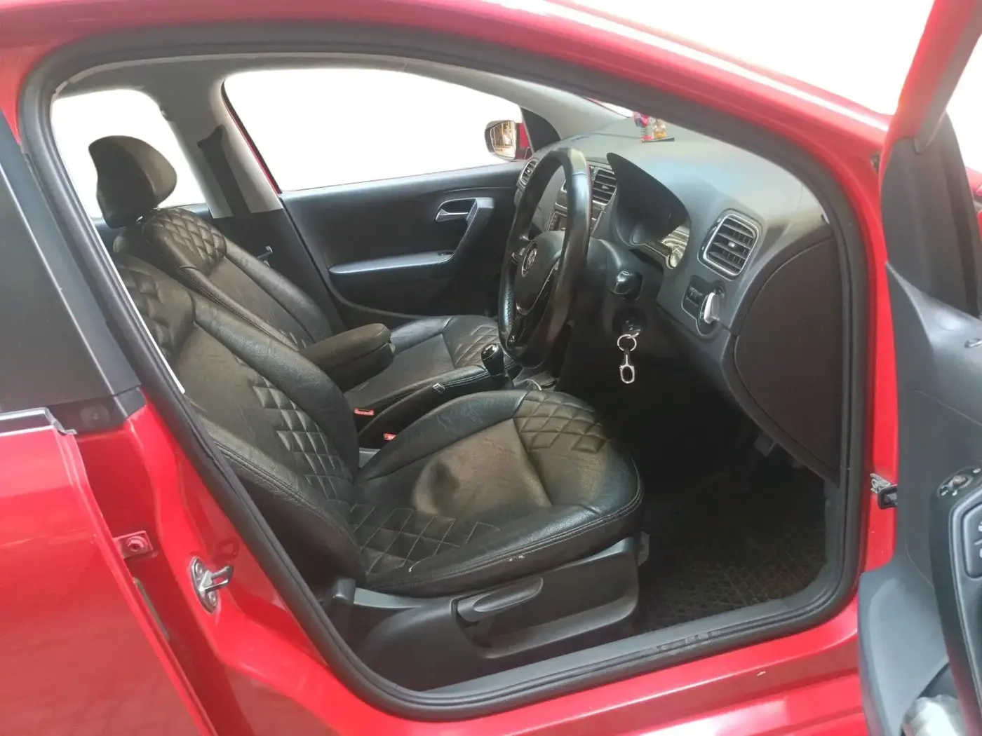 2018 Volkswagen Polo HIGHLINE PLUS 1.0 16 ALLOY, Petrol, Manual, 1,06,356 km, interior