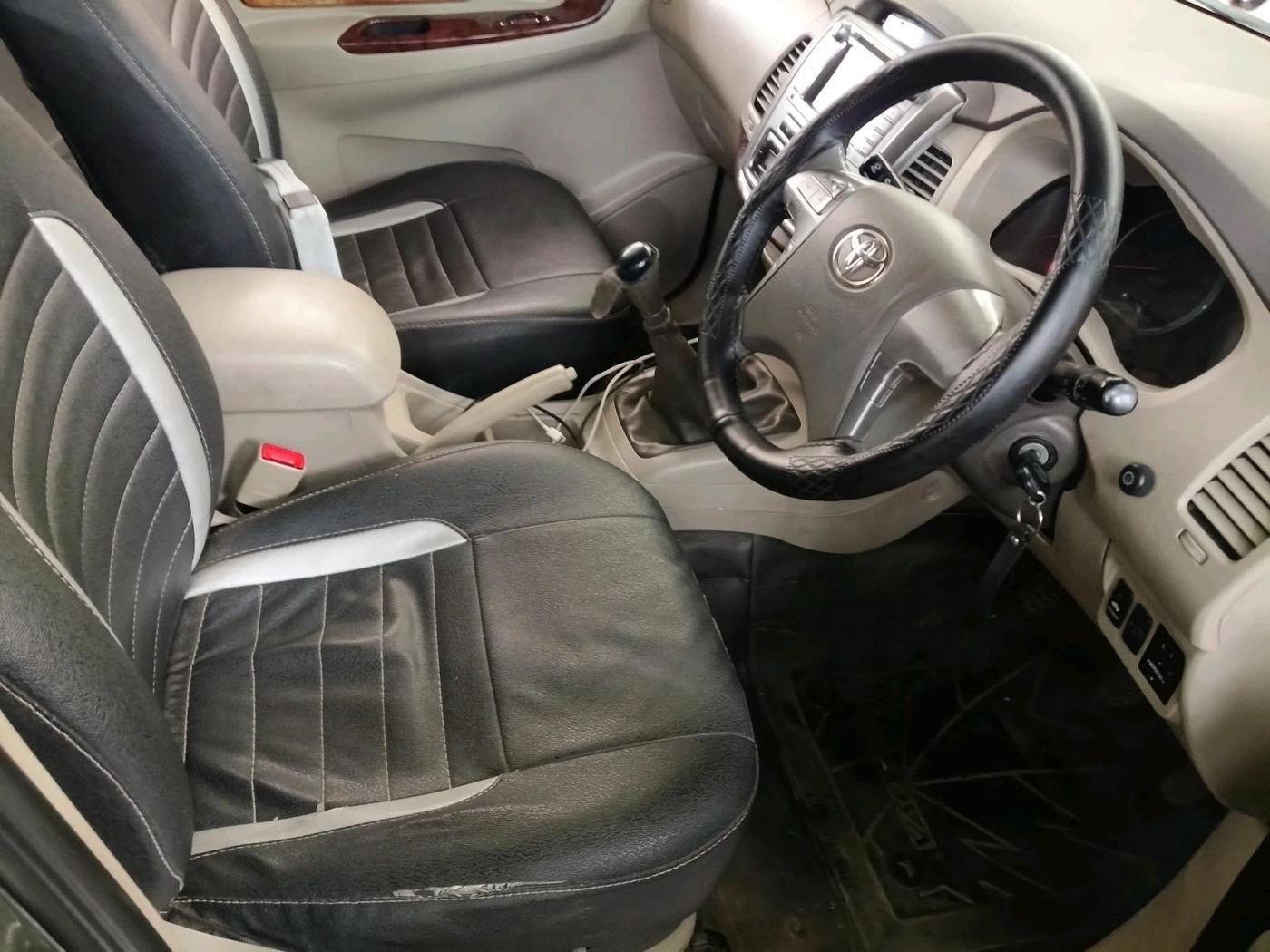 2014 Toyota Innova 2.5 VX 8 STR, Diesel, Manual, 1,26,739 km, interior