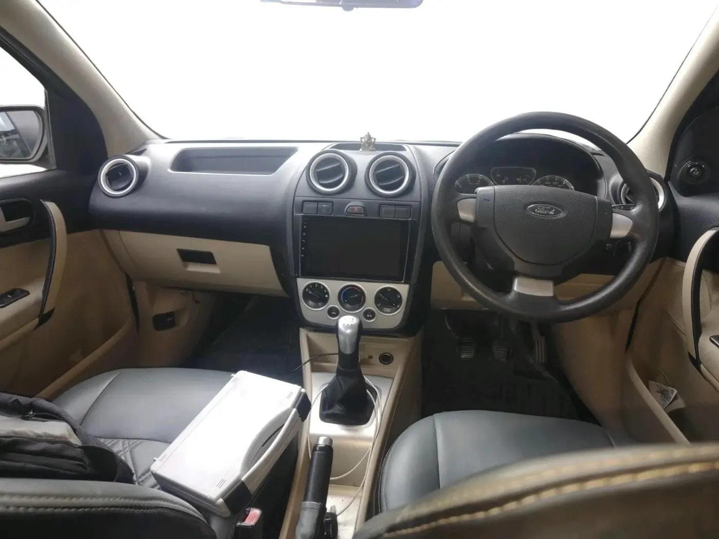 2011 Ford Fiesta ZXI 1.6 ABS PETROL, Petrol, Manual, 1,21,907 km, interior
