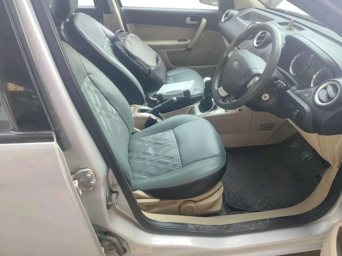 2011 Ford Fiesta ZXI 1.6 ABS PETROL, Petrol, Manual, 1,21,907 km, interior