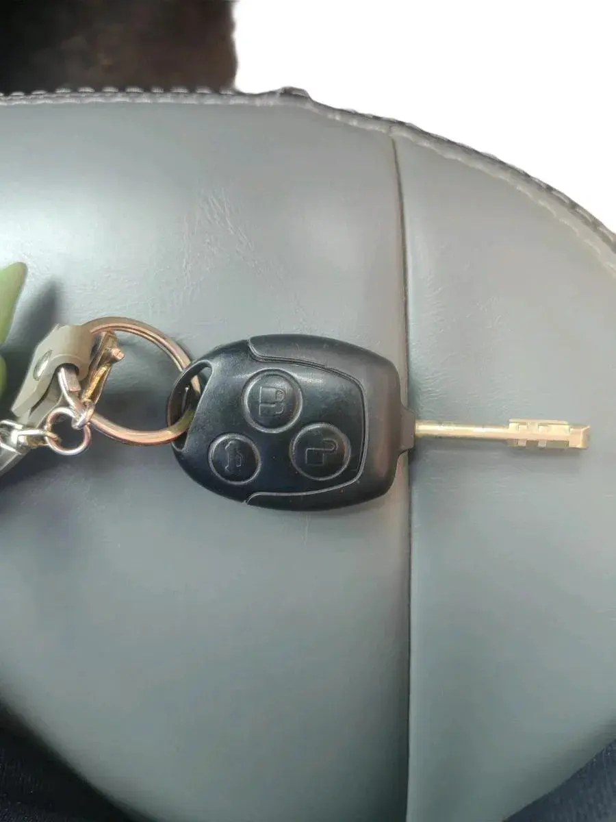 2011 Ford Fiesta ZXI 1.6 ABS PETROL, Petrol, Manual, 1,21,907 km, interior