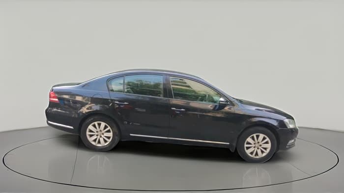 2013 Volkswagen Passat COMFORTLINE 2.0 TDI MT, Diesel, Manual, 1,37,377 km, exterior