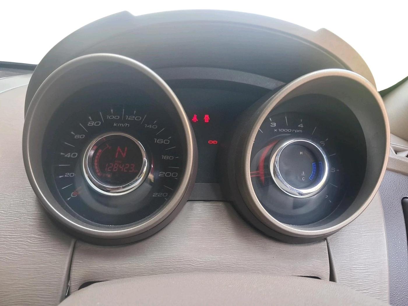2013 Mahindra XUV500 W8, Diesel, Manual, 1,28,423 km, interior