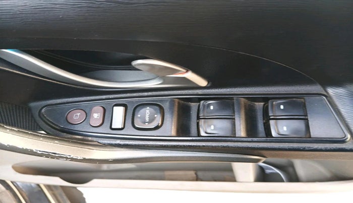 2016 Mahindra XUV500 W6, Diesel, Manual, 1,28,288 km, interior