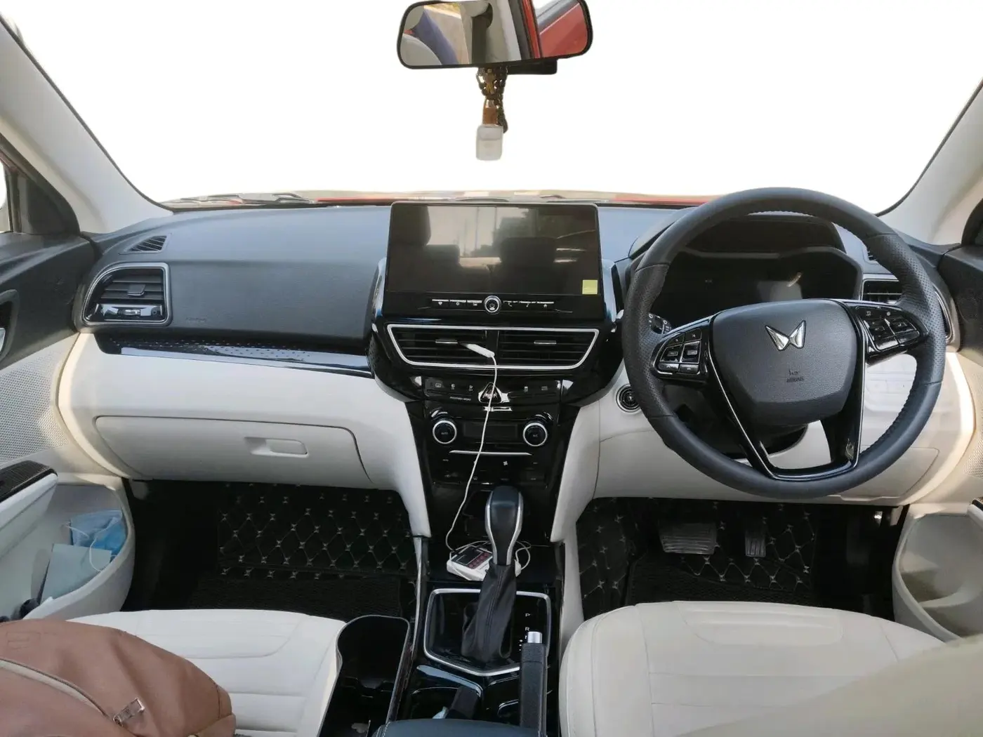 2025 Mahindra XUV 3XO AX5 1.2 L TCMPFI AT, Petrol, Automatic, 4,269 km, interior