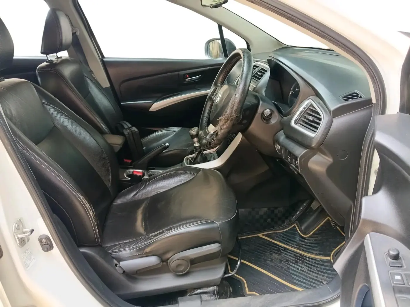2015 Maruti S Cross ALPHA 1.3, Diesel, Manual, 1,67,820 km, interior