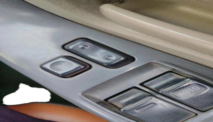 2011 Toyota Innova 2.5 G4 8 STR, Diesel, Manual, 3,36,308 km, interior