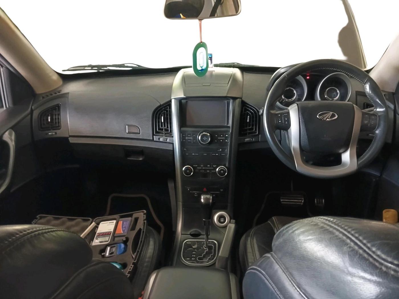 2018 Mahindra XUV500 W10 AT, Diesel, Automatic, 1,77,784 km, interior