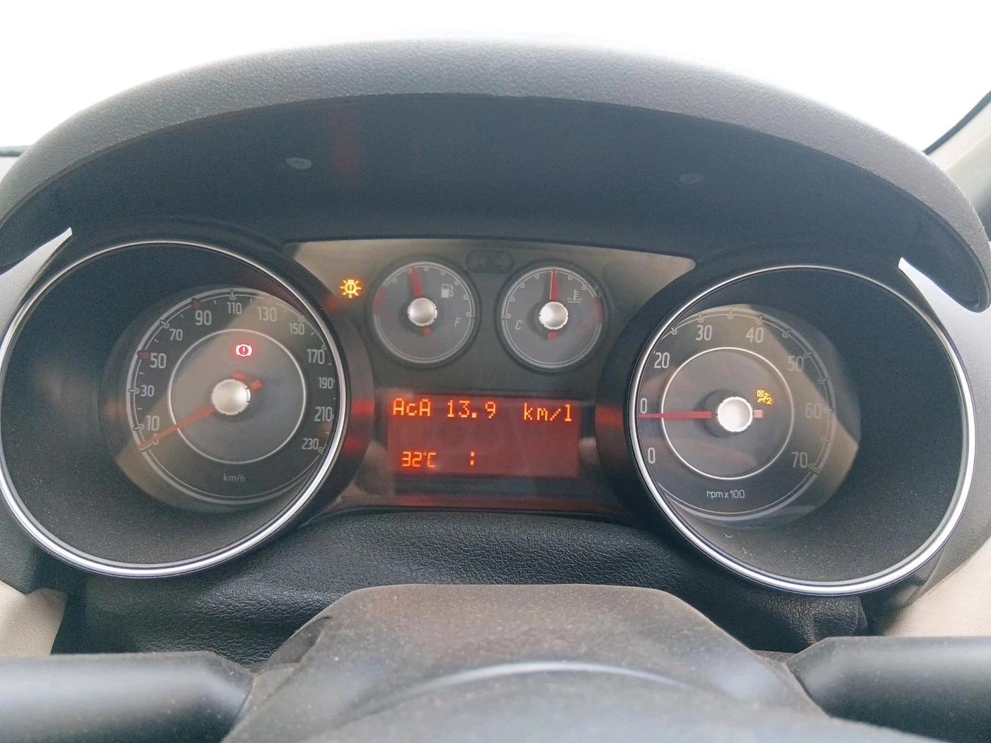 2014 Fiat Linea DYNAMIC 1.3 L ADVANCED MULTIJET, Diesel, Manual, 1,60,103 km, interior