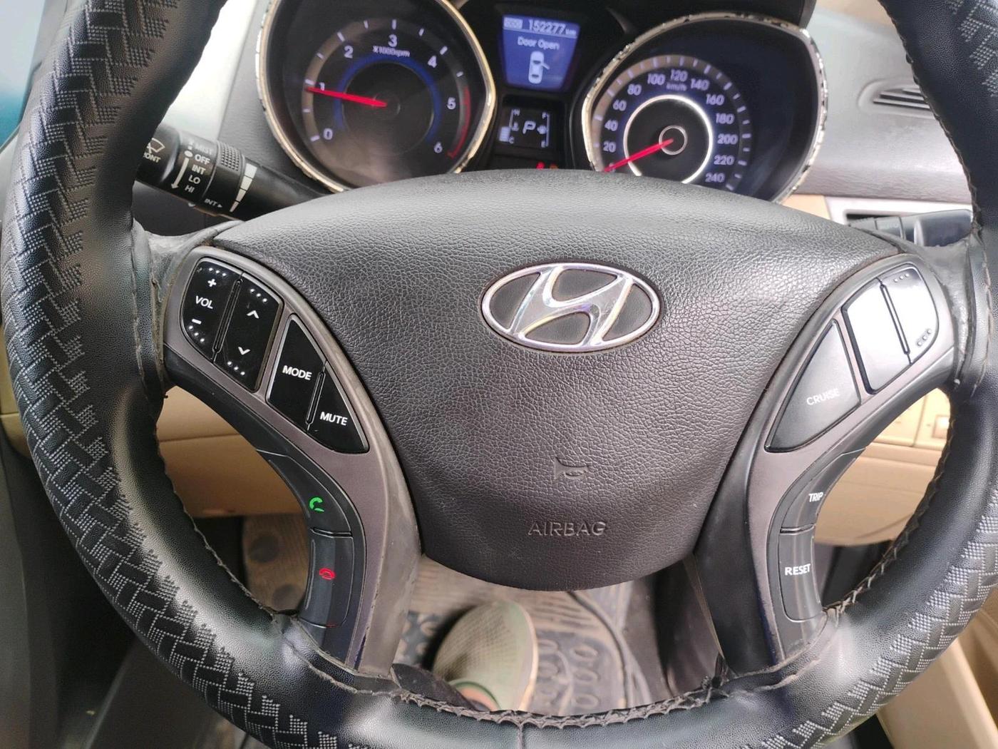 2012 Hyundai New Elantra 1.6 SX AT DIESEL, Diesel, Automatic, 1,52,277 km, interior