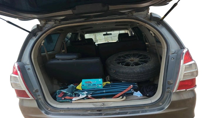 2012 Toyota Innova 2.5 GX 8 STR, Diesel, Manual, 2,39,253 km, exterior