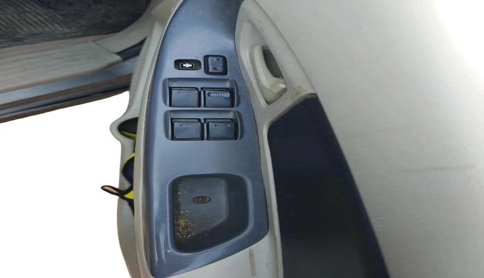 2012 Toyota Innova 2.5 GX 8 STR, Diesel, Manual, 2,39,253 km, interior