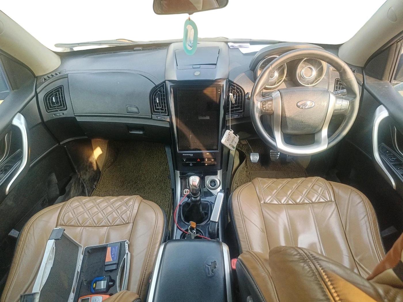 2019 Mahindra XUV500 W11, Diesel, Manual, 1,93,082 km, interior