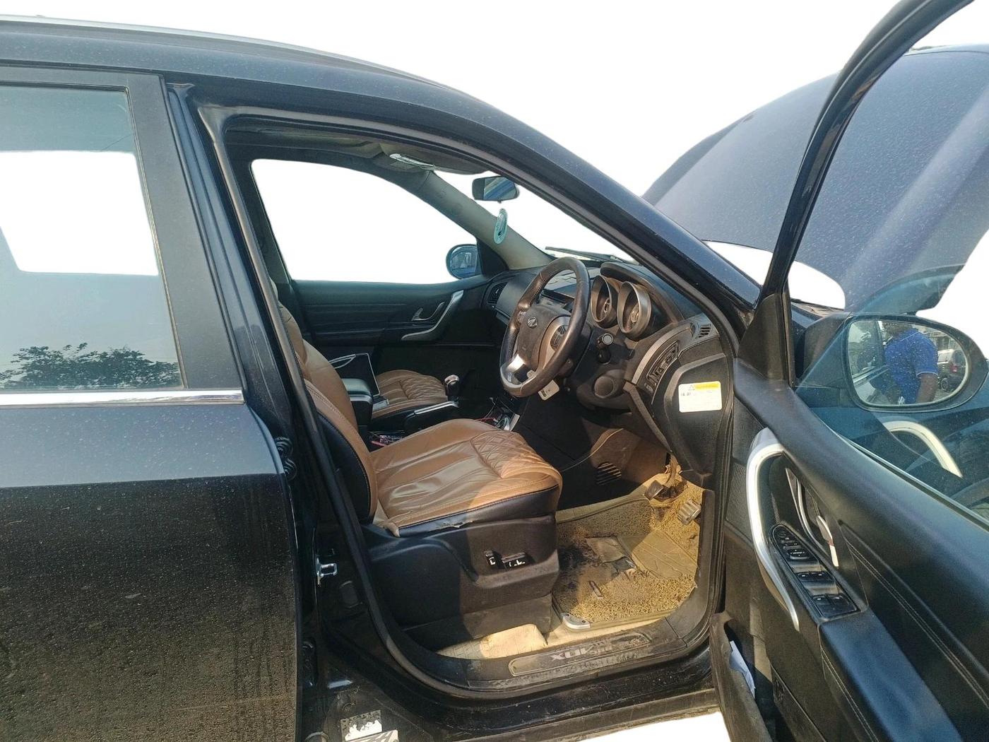 2019 Mahindra XUV500 W11, Diesel, Manual, 1,93,082 km, interior