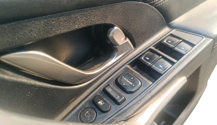 2019 Mahindra XUV500 W11, Diesel, Manual, 1,93,082 km, interior