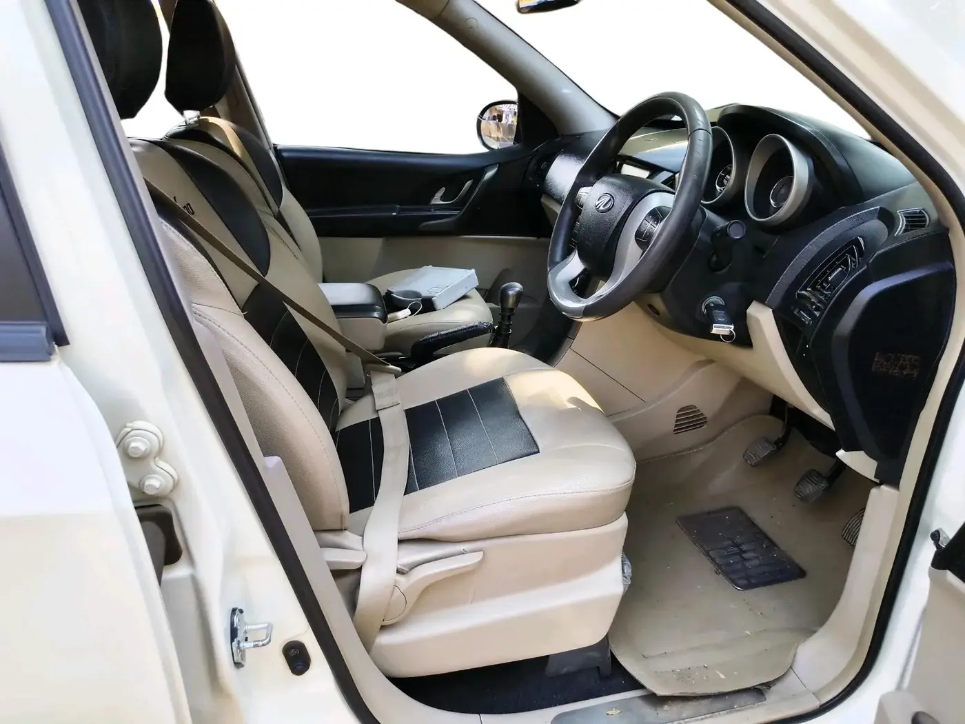 2016 Mahindra XUV500 W6, Diesel, Manual, 50,391 km, interior