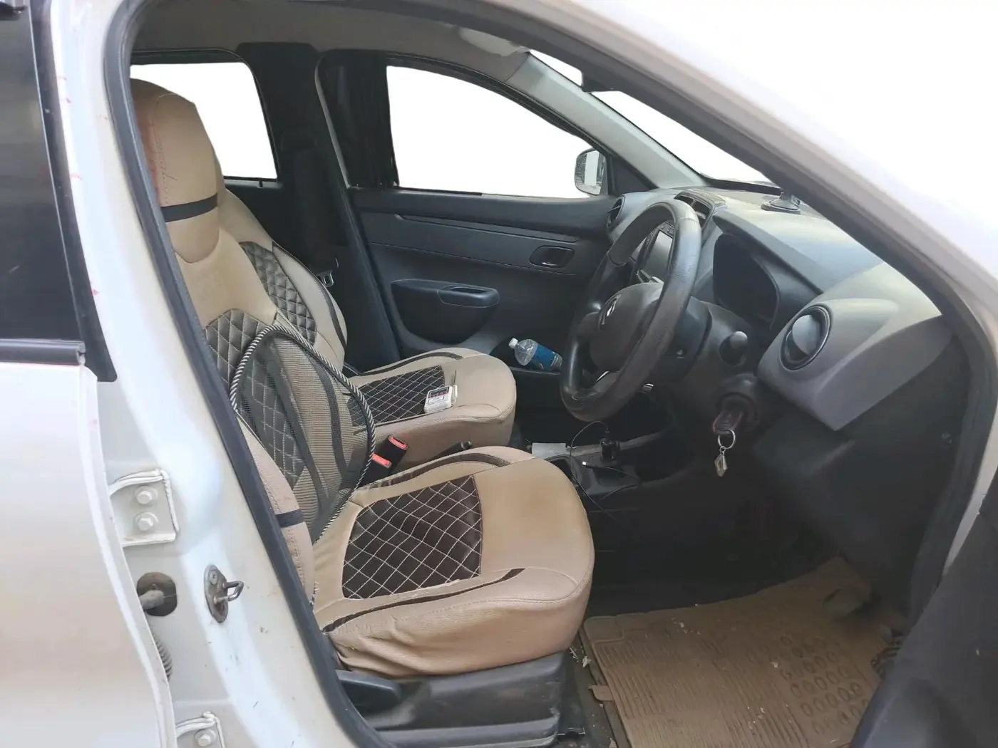 2017 Renault Kwid RXT 1.0 AMT (O), Petrol, Automatic, 1,00,880 km, interior