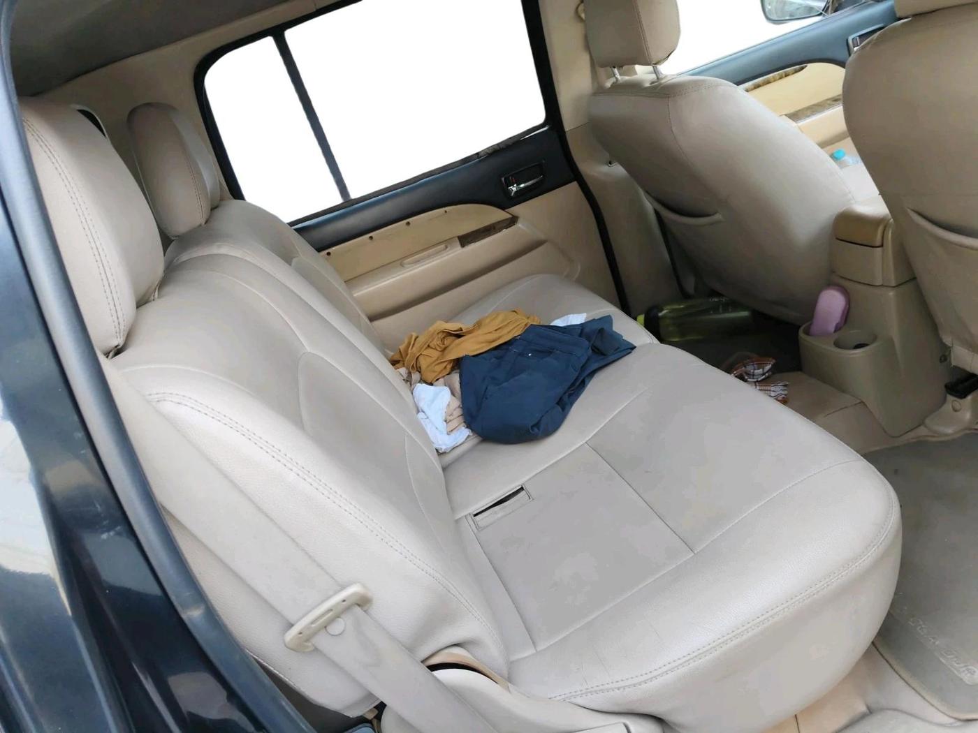 2011 Ford Endeavour 3.0L 4X4 AT, Diesel, Automatic, 1,37,273 km, interior