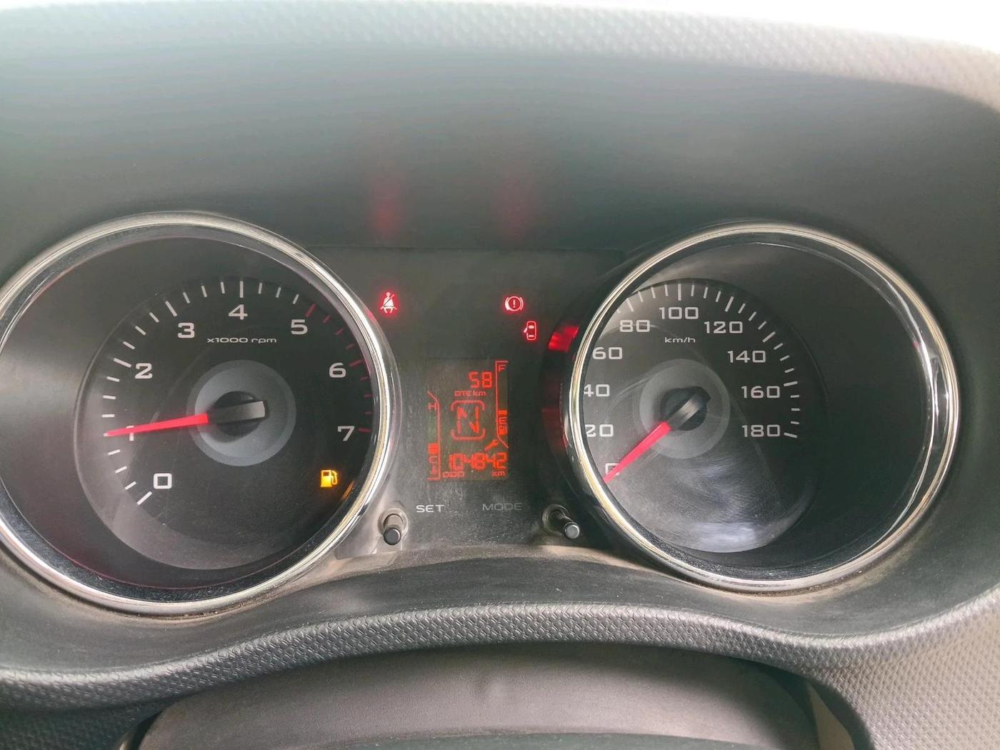2017 Mahindra TUV300 T10 AMT, Diesel, Automatic, 1,04,842 km, interior