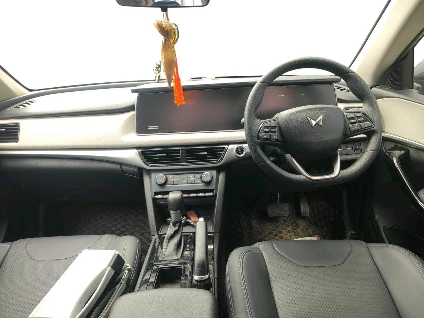 2025 Mahindra XUV700 AX5 Petrol AT 7 STR, Petrol, Automatic, 2,102 km, interior