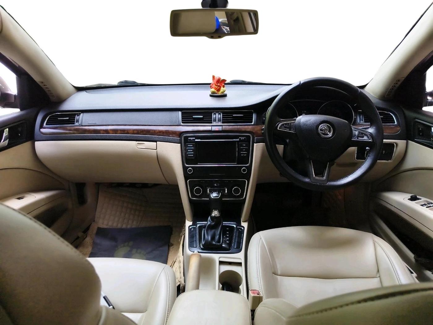 2014 Skoda Superb ELEGANCE 2.0 TDI CR AT, Diesel, Automatic, 1,39,639 km, interior