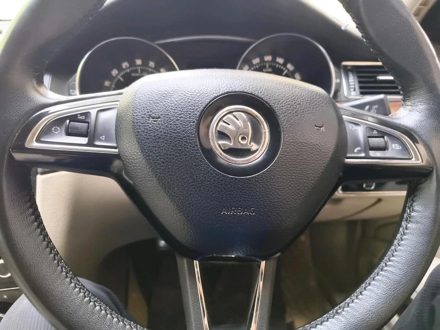 2014 Skoda Superb ELEGANCE 2.0 TDI CR AT, Diesel, Automatic, 1,39,639 km, interior