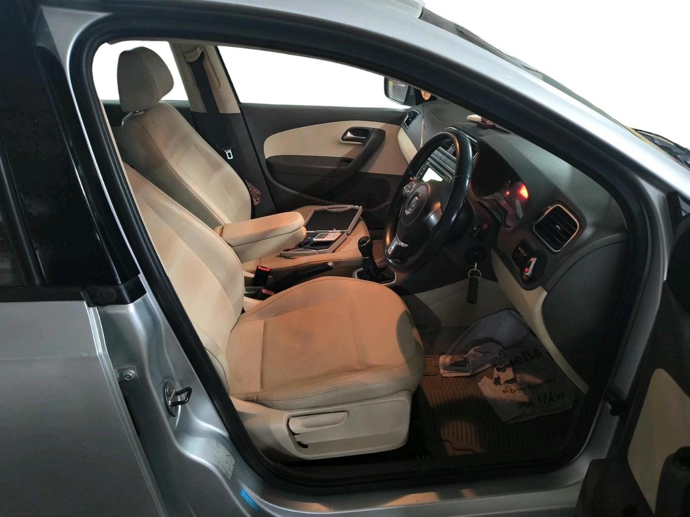 2013 Volkswagen Vento HIGHLINE 1.6 MPI, Petrol, Manual, 87,671 km, interior