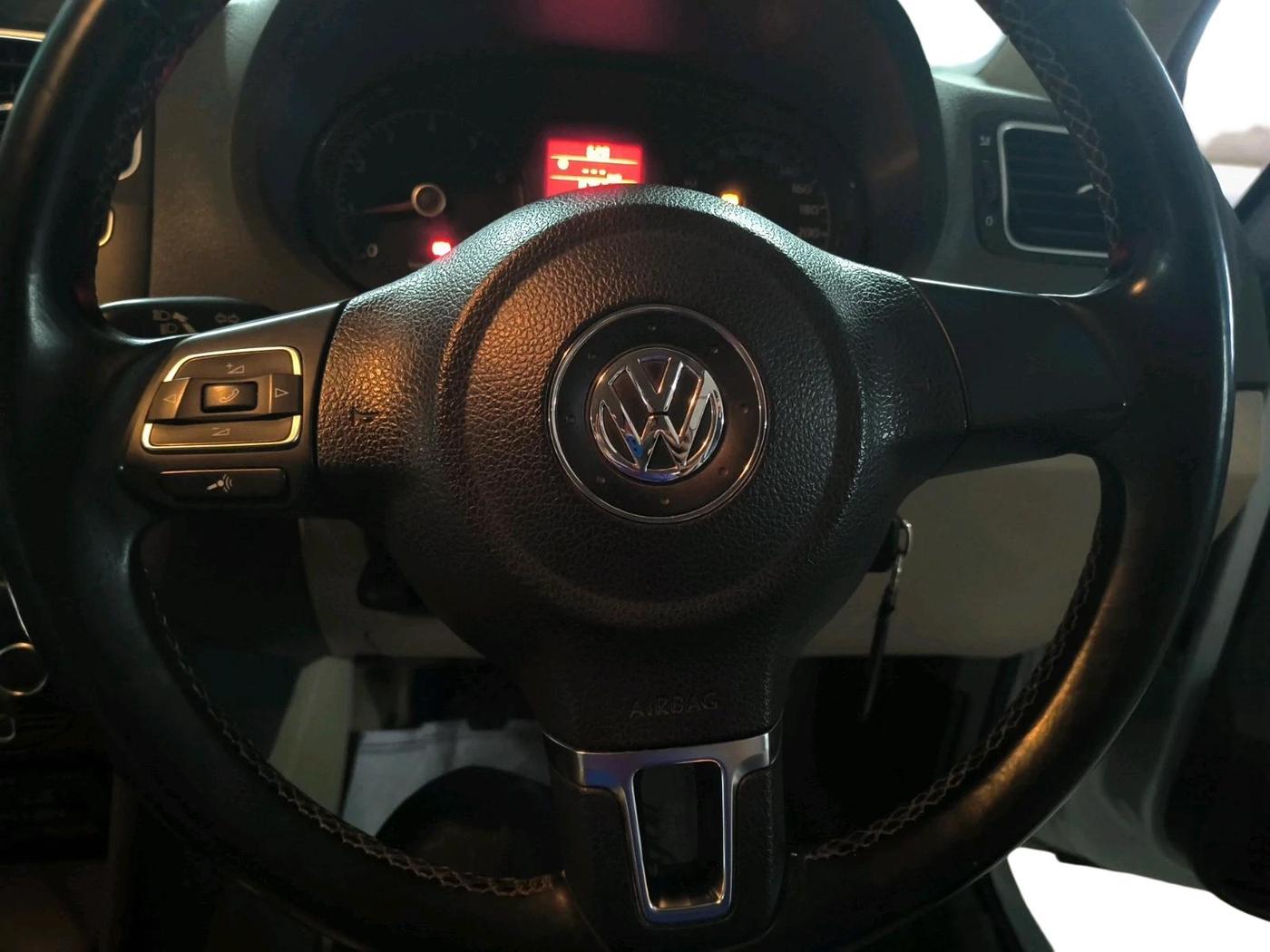 2013 Volkswagen Vento HIGHLINE 1.6 MPI, Petrol, Manual, 87,671 km, interior