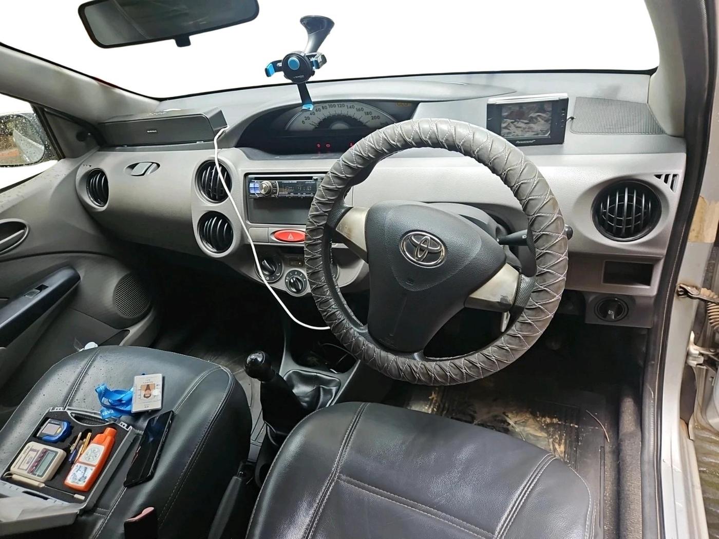 2011 Toyota Etios G, Petrol, Manual, 1,09,700 km, interior