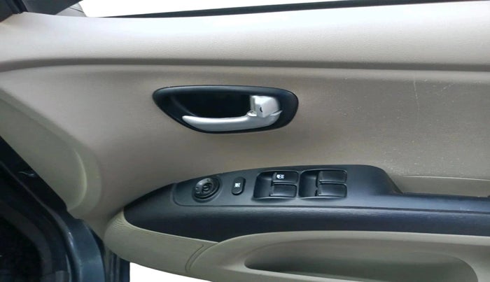 2012 Hyundai i10 SPORTZ 1.2 AT, CNG, Automatic, 66,398 km, interior