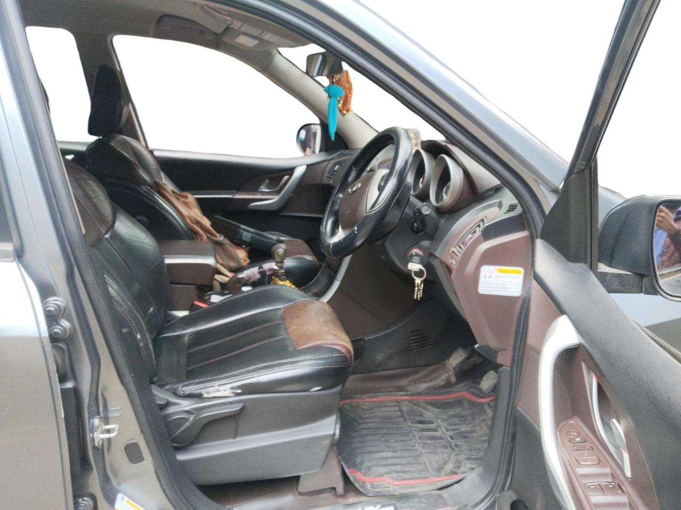 2014 Mahindra XUV500 W8, Diesel, Manual, 1,49,879 km, interior