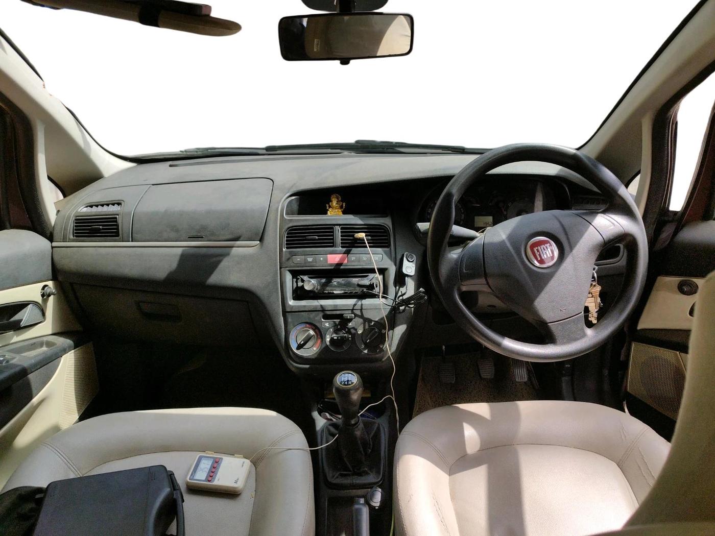 2013 Fiat Linea CLASSIC 1.4 L, Petrol, Manual, 1,13,444 km, interior
