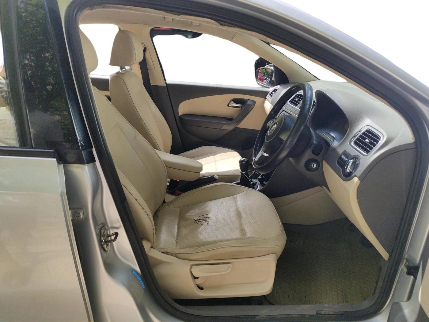2013 Volkswagen Vento HIGHLINE DIESEL 1.6, Diesel, Manual, 1,55,114 km, interior