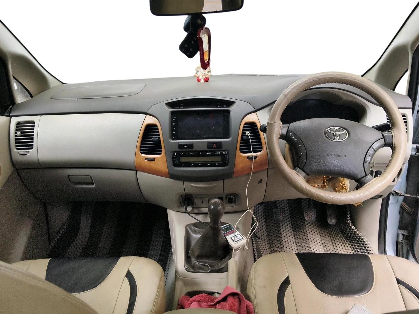 2011 Toyota Innova V 2.5 7 STR, Diesel, Manual, 1,74,225 km, interior