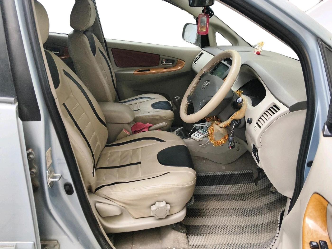 2011 Toyota Innova V 2.5 7 STR, Diesel, Manual, 1,74,225 km, interior