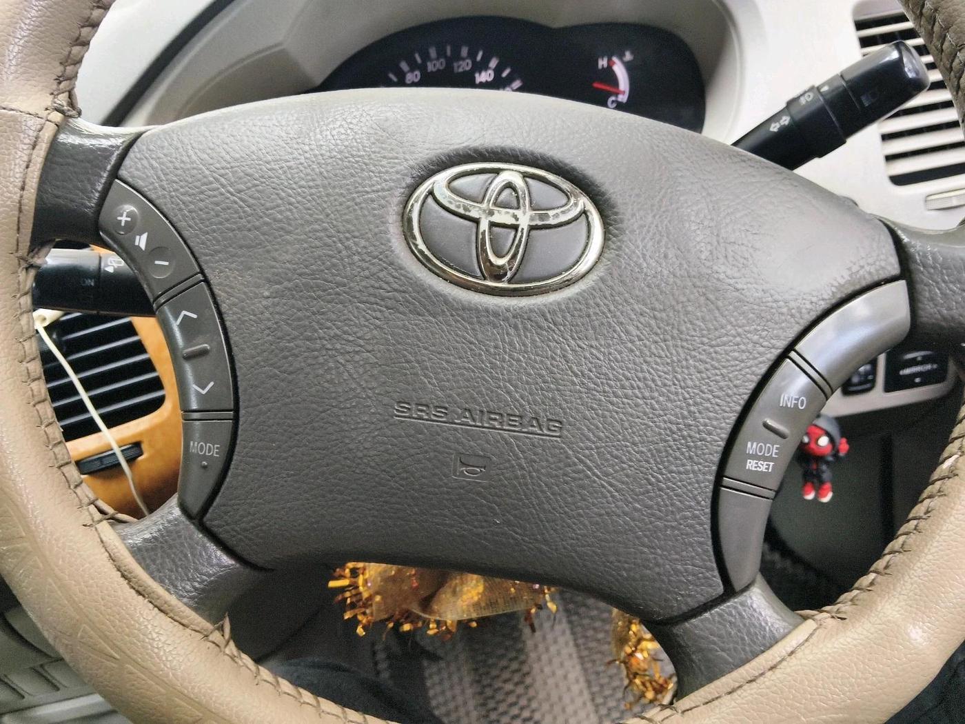 2011 Toyota Innova V 2.5 7 STR, Diesel, Manual, 1,74,225 km, interior