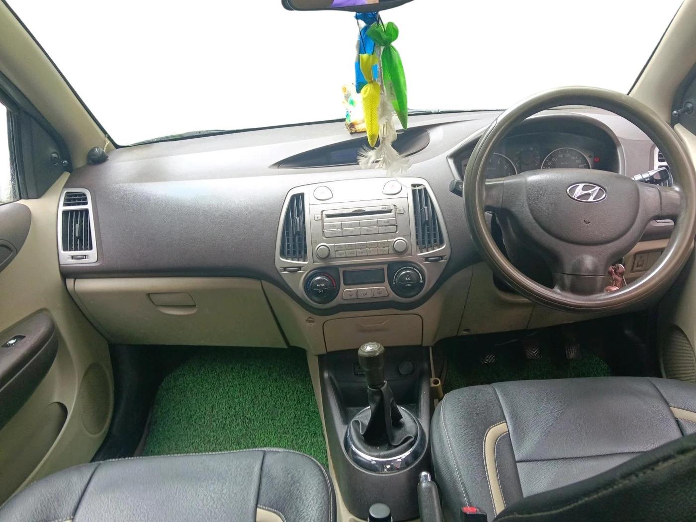 2011 Hyundai i20 MAGNA (O) 1.2, Petrol, Manual, 1,24,520 km, interior