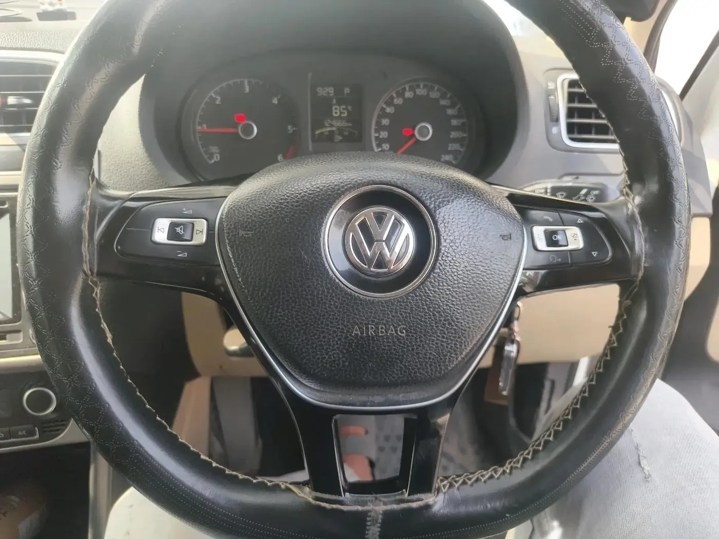 2017 Volkswagen Ameo HIGHLINE PLUS 1.5L AT 16 ALLOY, Diesel, Automatic, 1,24,666 km, interior