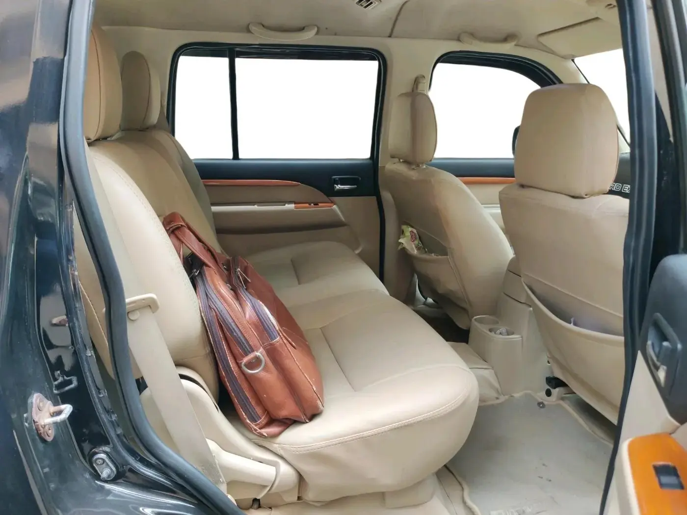 2011 Ford Endeavour 2.5L 4X2 MT, Diesel, Manual, 1,11,531 km, interior