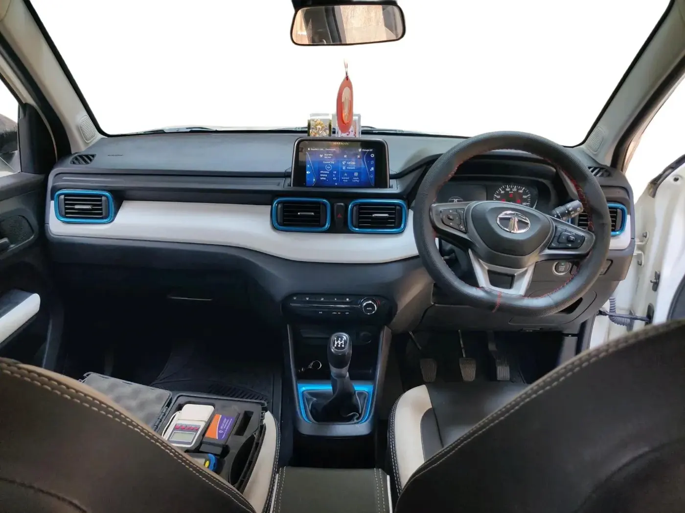 2023 Tata PUNCH CREATIVE  1.2 RTN DUAL TONE, Petrol, Manual, 20,691 km, interior