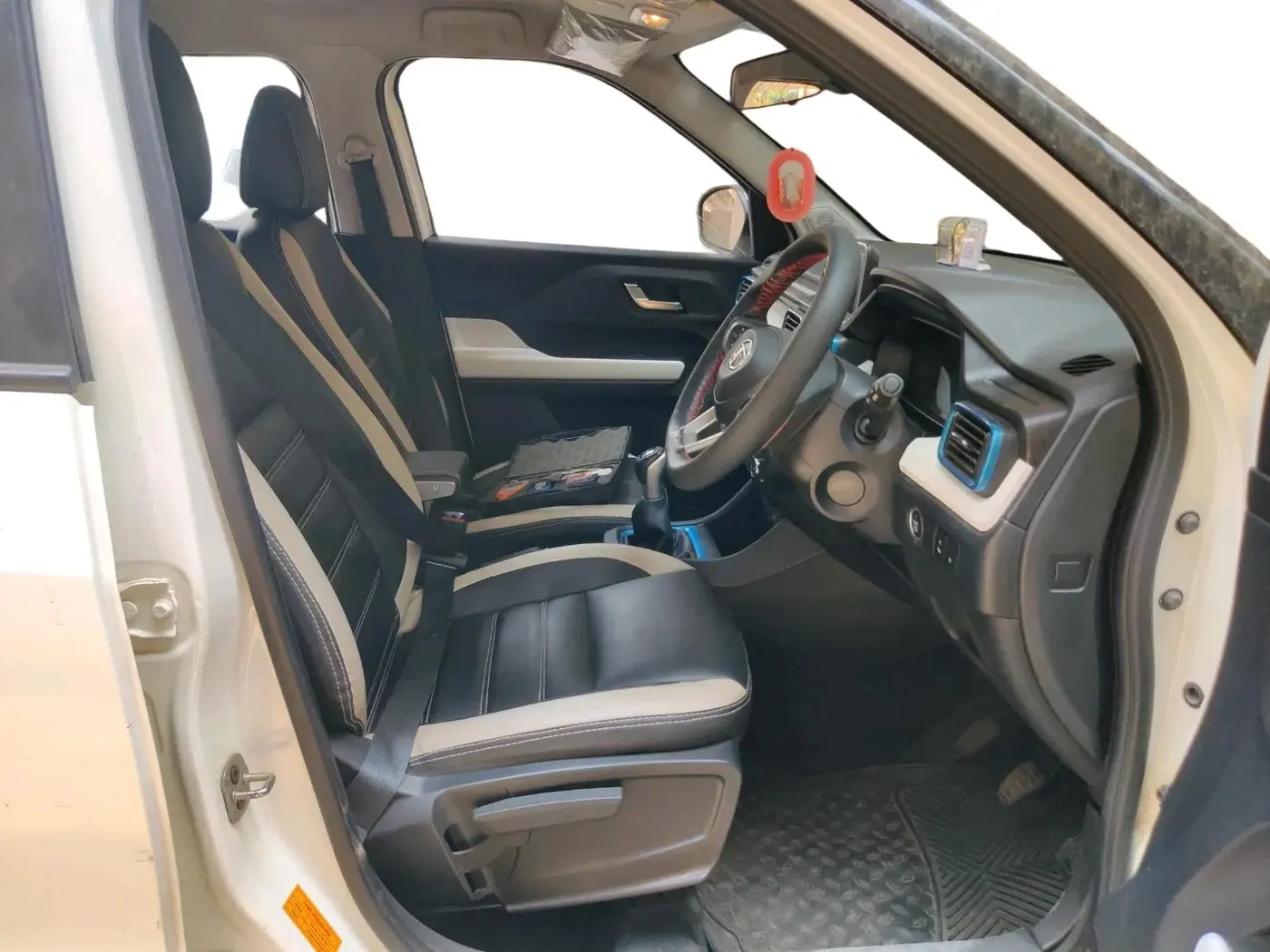 2023 Tata PUNCH CREATIVE  1.2 RTN DUAL TONE, Petrol, Manual, 20,691 km, interior
