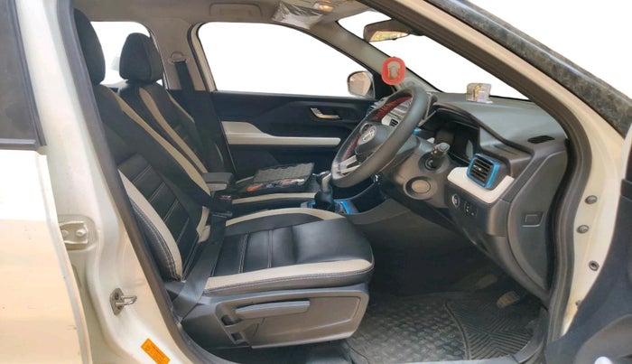 2023 Tata PUNCH CREATIVE  1.2 RTN DUAL TONE, Petrol, Manual, 20,691 km, interior