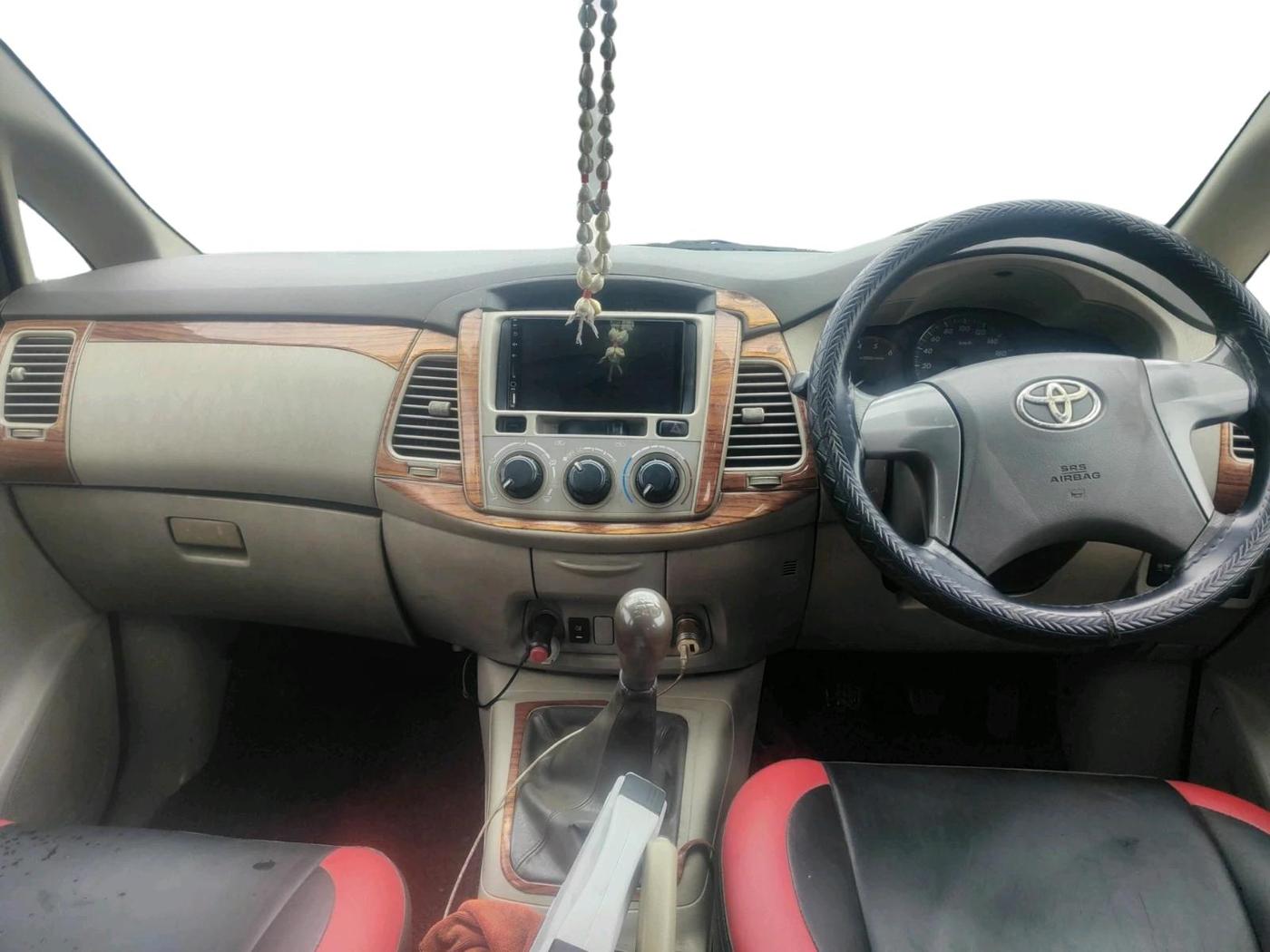 2013 Toyota Innova 2.5 GX 8 STR, Diesel, Manual, 1,54,515 km, interior