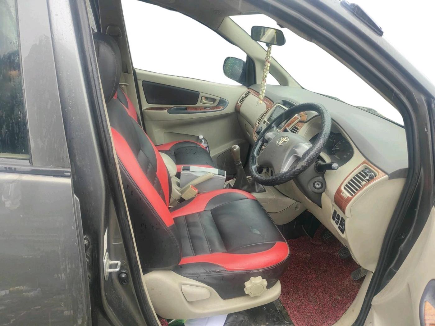 2013 Toyota Innova 2.5 GX 8 STR, Diesel, Manual, 1,54,515 km, interior