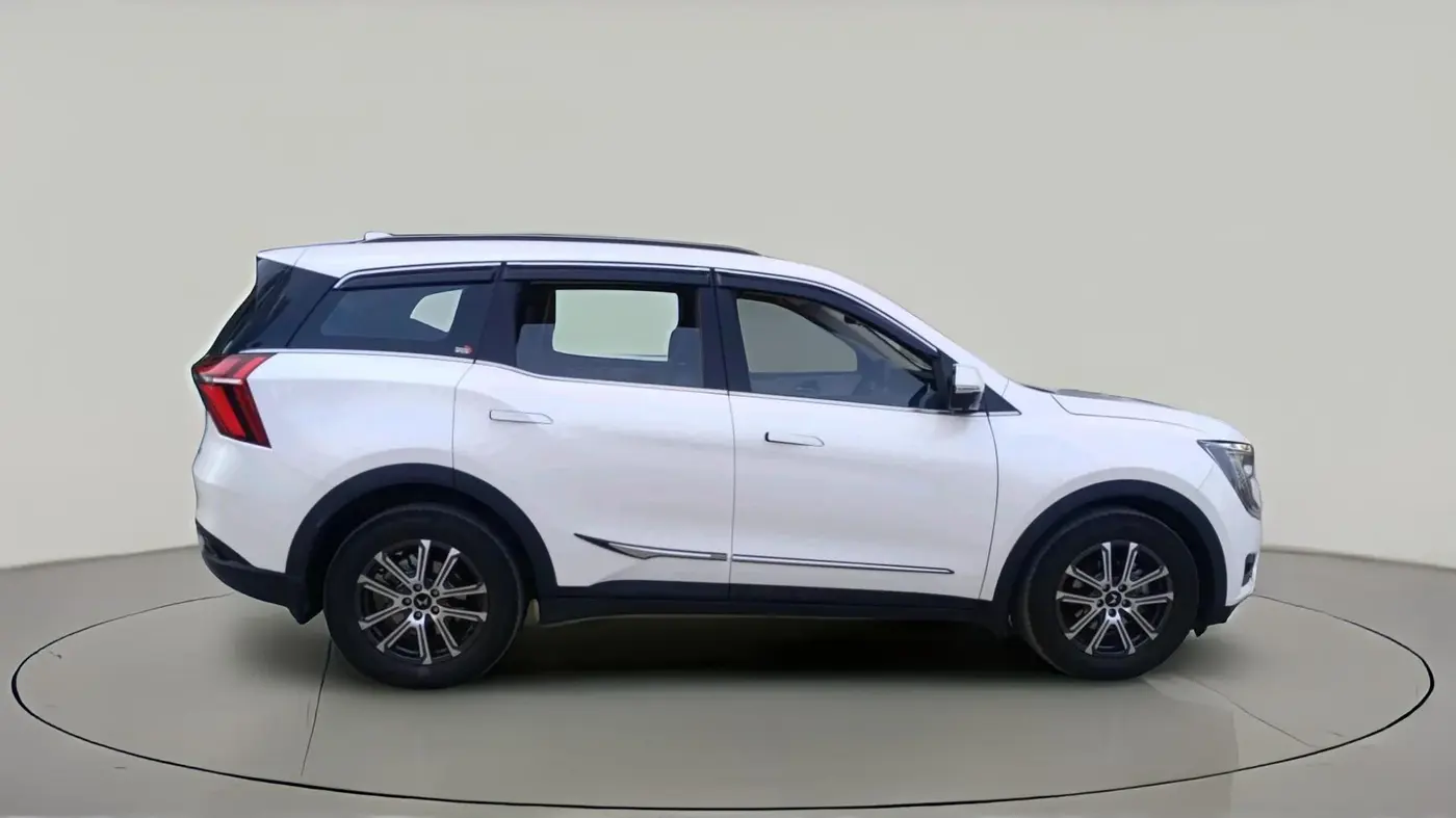 2025 Mahindra XUV700 AX 7 LUXURY P AT 7 STR, Petrol, Automatic, 8,212 km, exterior