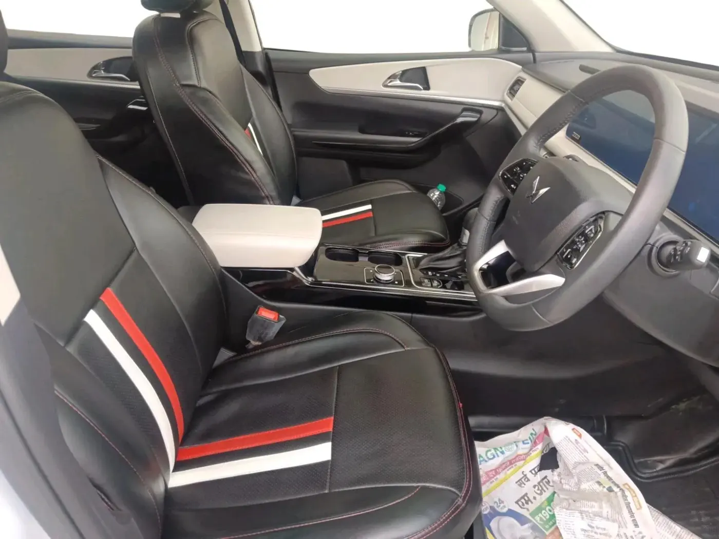 2025 Mahindra XUV700 AX 7 LUXURY P AT 7 STR, Petrol, Automatic, 8,212 km, interior