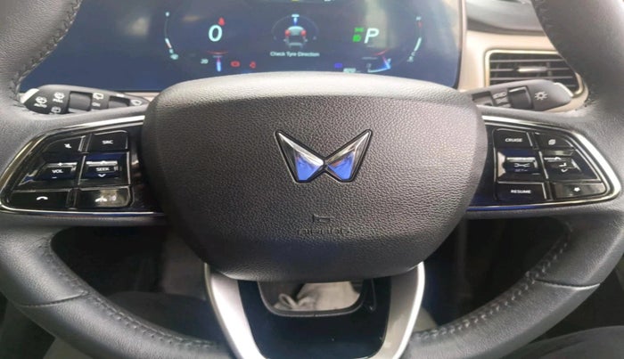 2025 Mahindra XUV700 AX 7 LUXURY P AT 7 STR, Petrol, Automatic, 8,212 km, interior