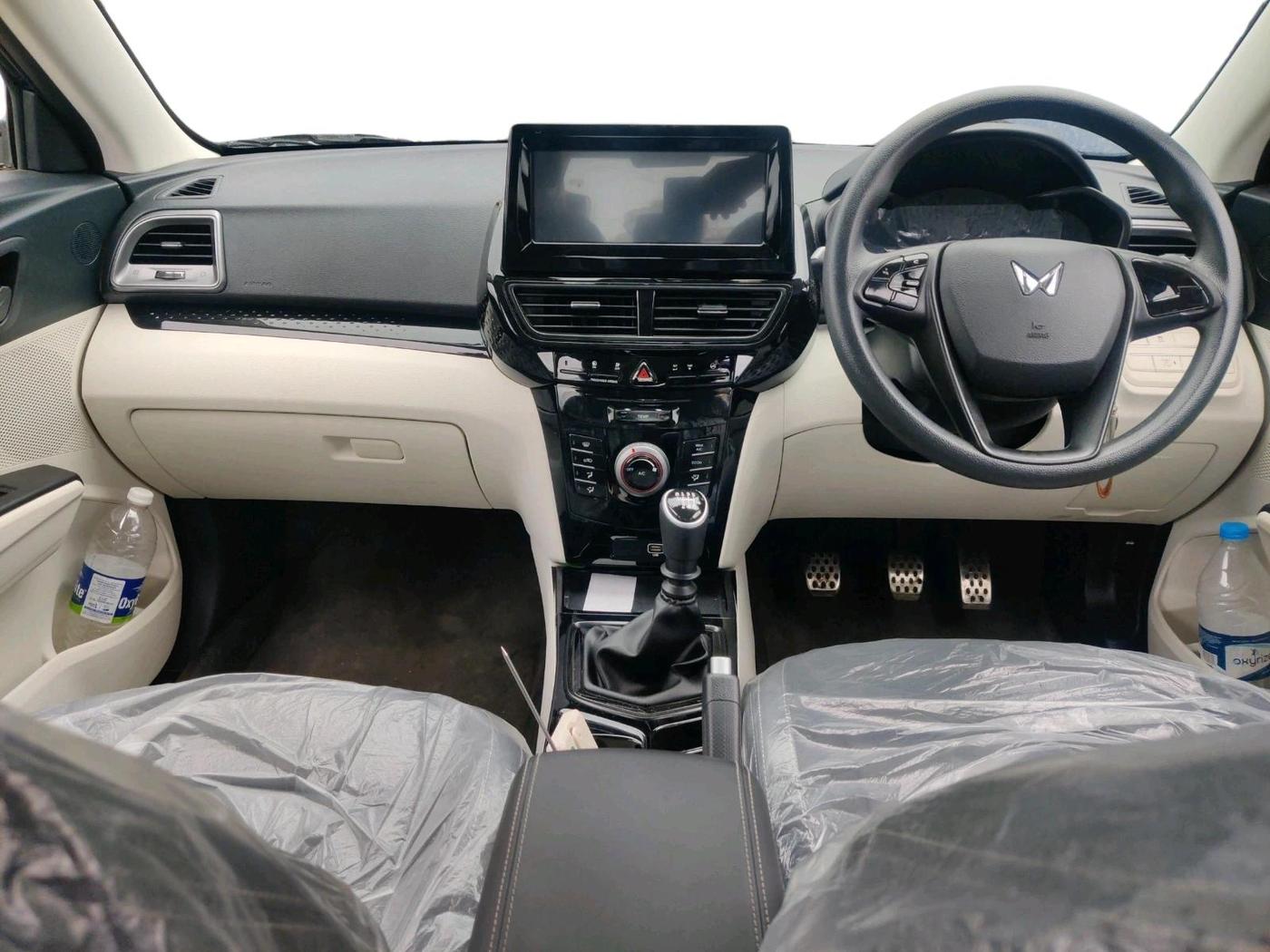 2026 Mahindra XUV 3XO REVX M 1.2 Petrol, Petrol, Manual, 5,571 km, interior