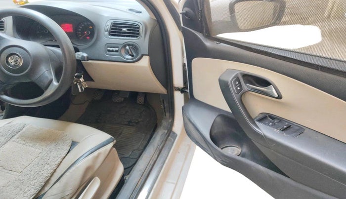 2010 Volkswagen Polo COMFORTLINE 1.2L PETROL, Petrol, Manual, 1,46,035 km, interior