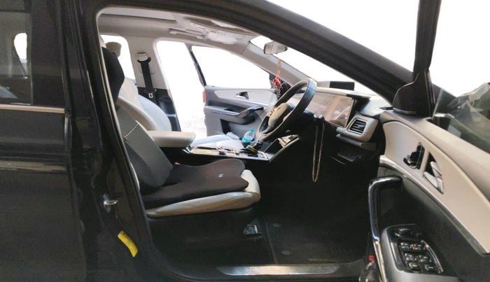 2022 Mahindra XUV700 AX 7 LUXURY D AT 7 STR, Diesel, Automatic, 91,252 km, interior